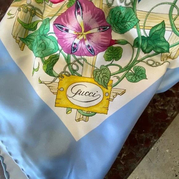 Vintage Gucci silk scarf - Picture 2 of 4